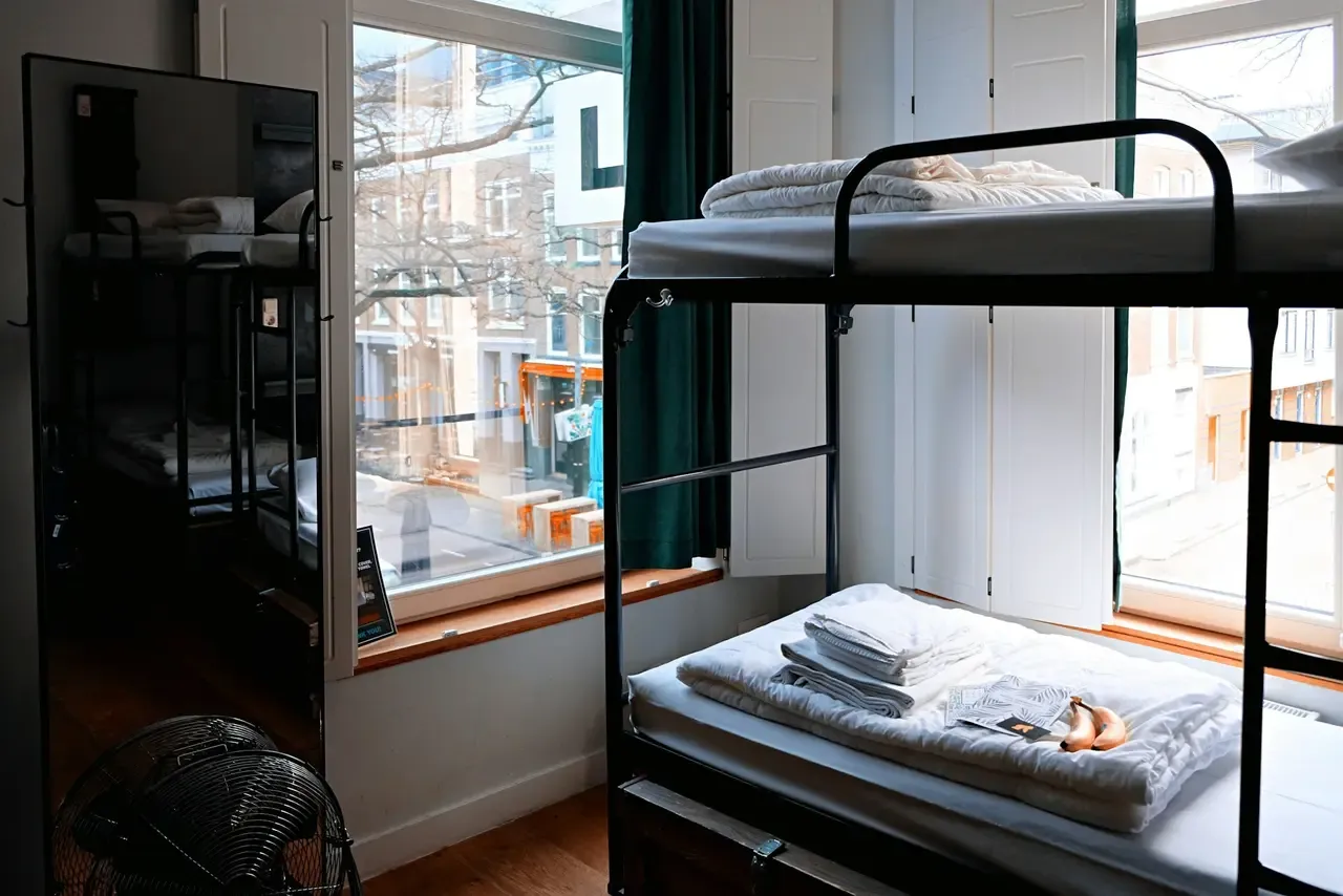 Albergue con literas y zona común